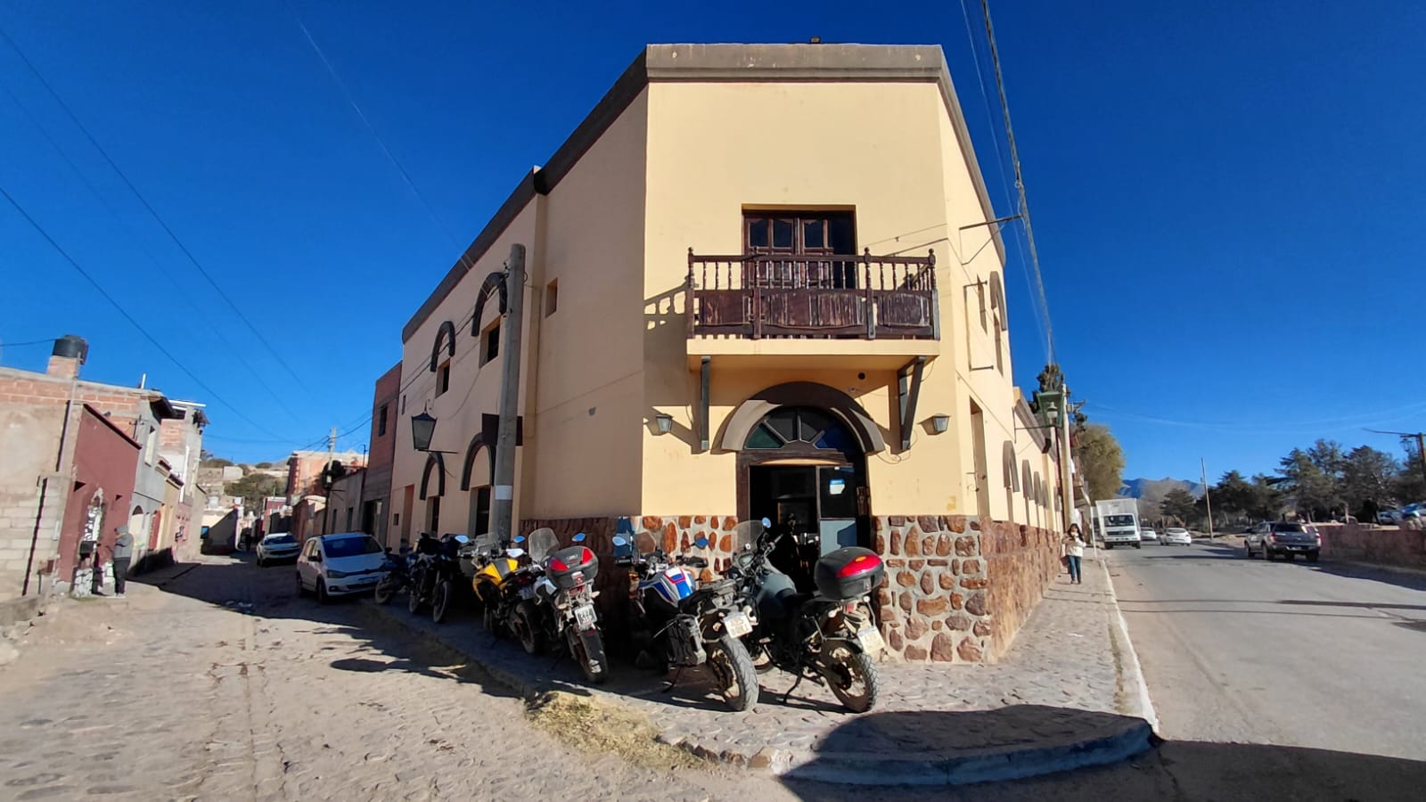 Frente de Hostería Los Airampos con balcón en Humahuaca